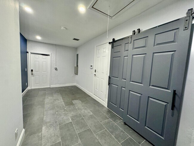 Building Photo - 5580 Cynthia Ln