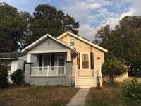 Building Photo - Cute Bungalow in Great Location