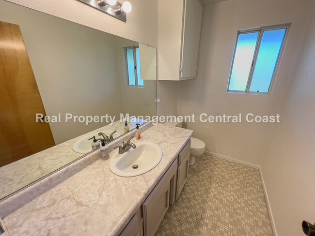 Building Photo - AVAILABLE NOW - Spacious Country Home in S...