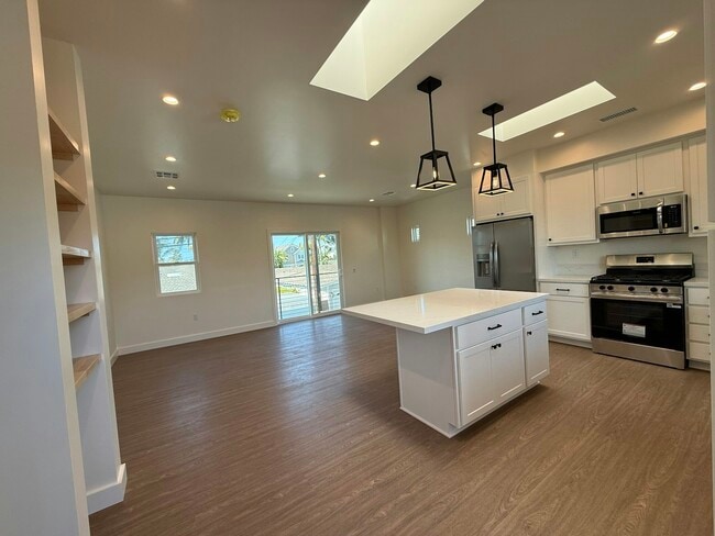 Building Photo - 1809 Lake St