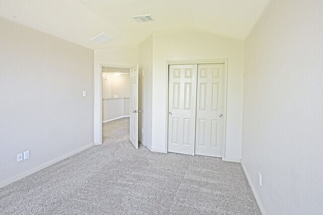 Building Photo - 2231 Hawk Dr