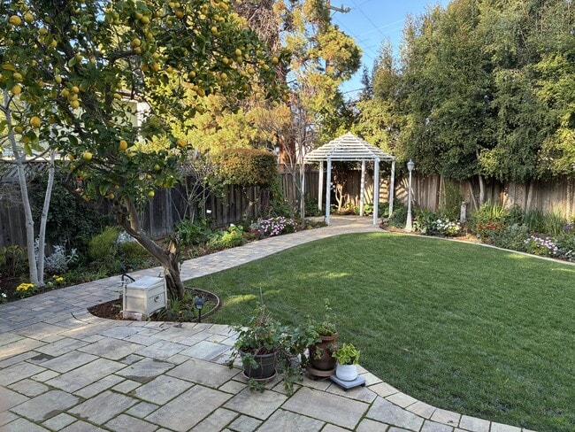 Building Photo - 1074 Oaktree Dr