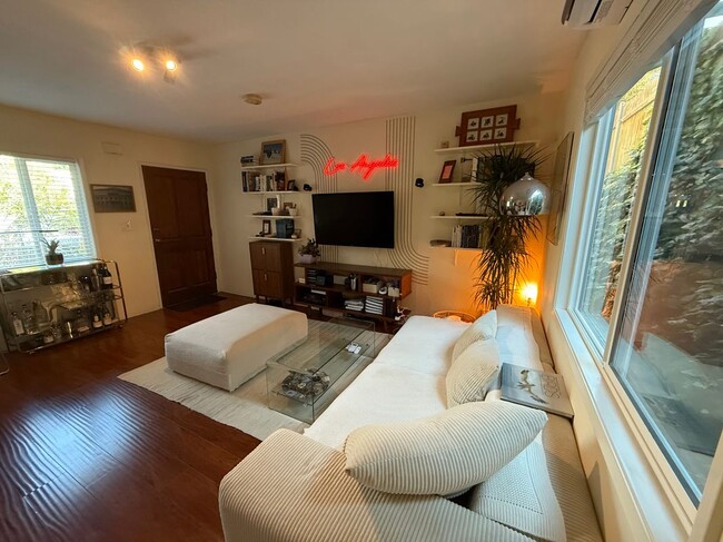 Building Photo - 2223 1/2 Oak Glen Place