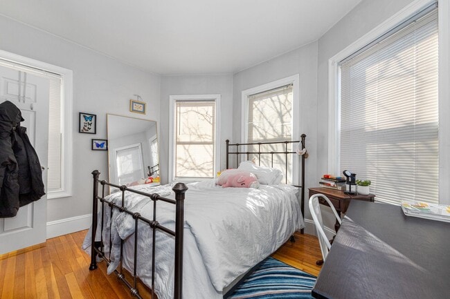 Building Photo - 5 BED/2 BATH ON CALUMET ST. FOR 9/1/2026 WITH CENTRAL AIR