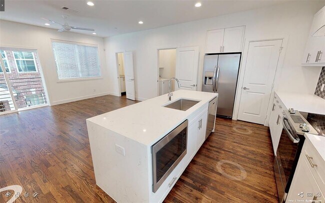 Building Photo - 3241 Rosedale Ave