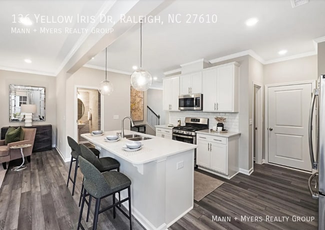 Building Photo - 136 Yellow Iris Dr