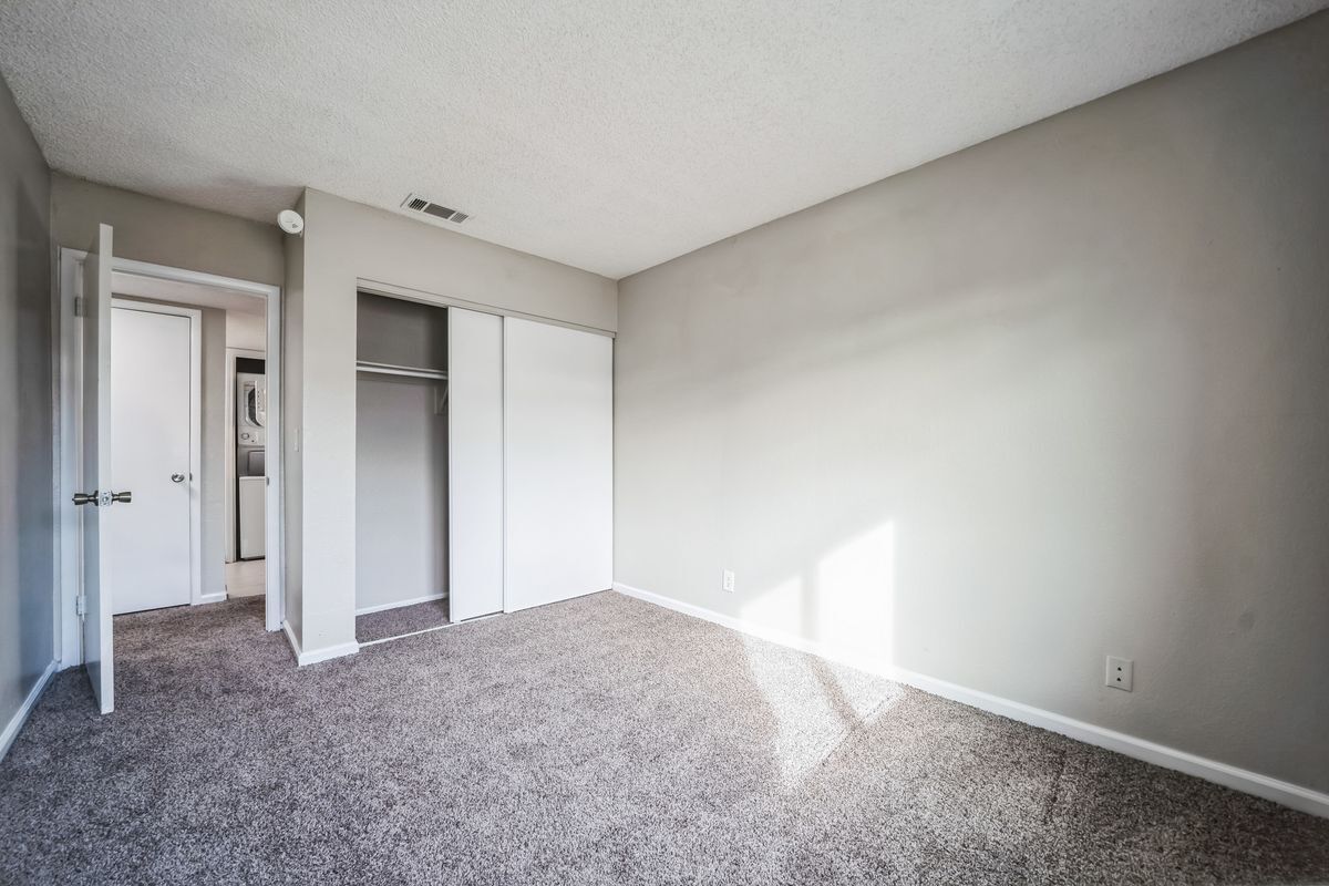 Building Photo - 5733 W Smoke Ranch Rd