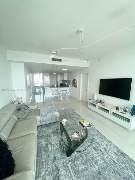 Building Photo - 900 Biscayne Blvd