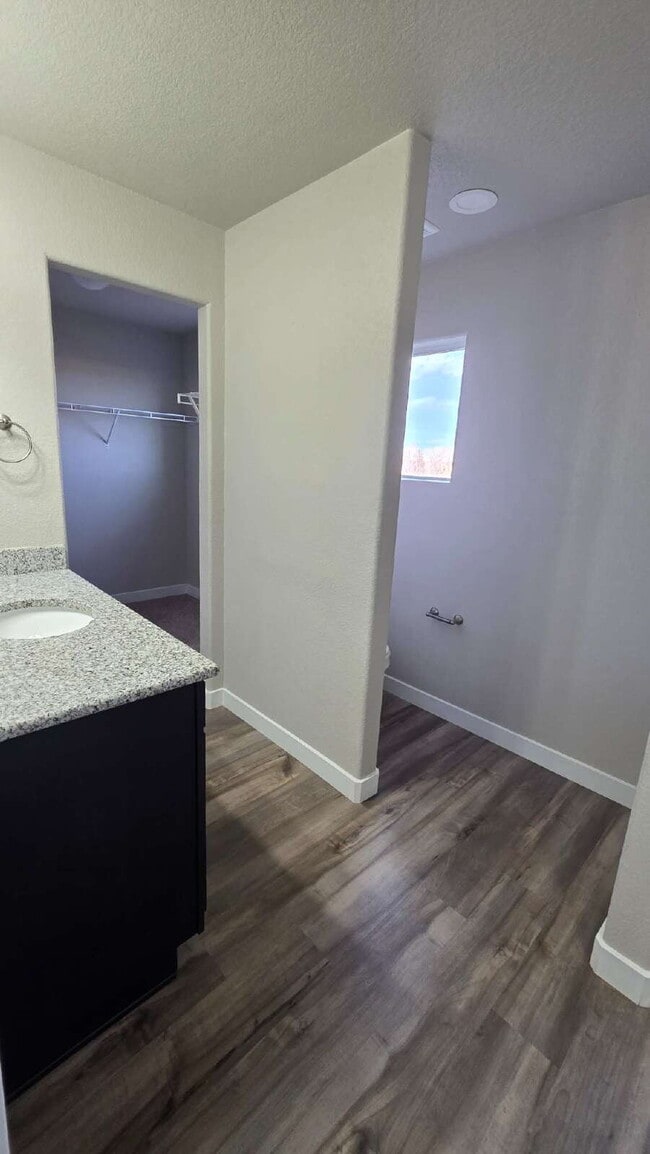 Building Photo - Lorson Ranch 5 bedroom Townhouse near military bases