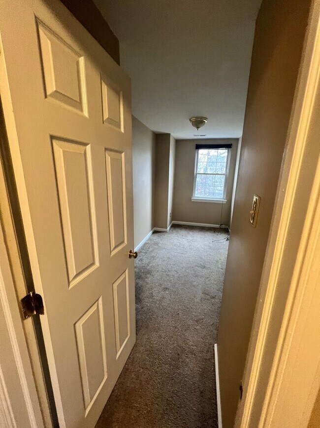 Building Photo - Classic 3 Bedroom with Washer/Dryer | Ches...