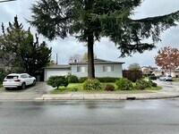 Building Photo - Move in ready home! Perfectly located on t...