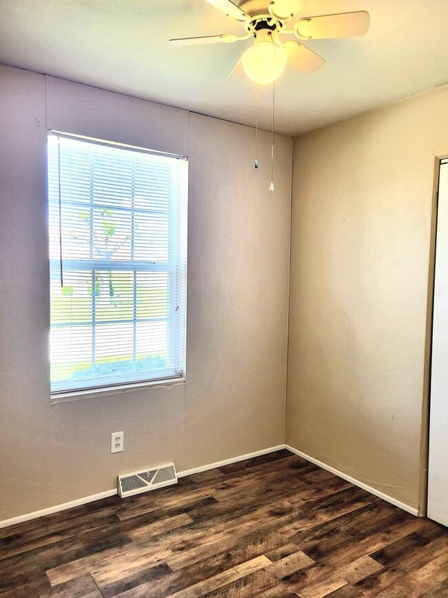Building Photo - Updated Throughout and Move in ready!!!