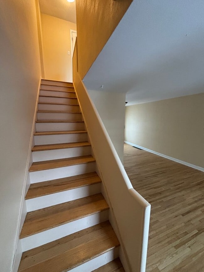 Building Photo - 2 Bedroom 1 Bathroom Townhouse for Rent!