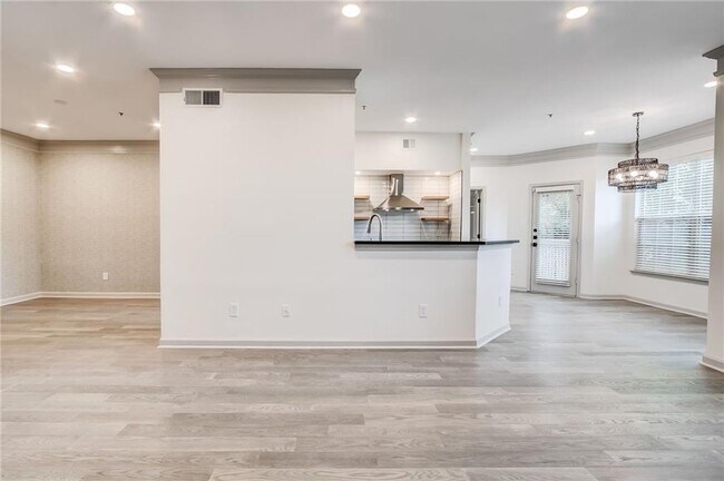 Building Photo - 200 Renaissance Pkwy NE