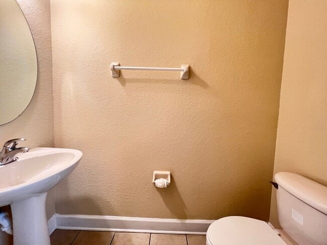 Building Photo - Great townhouse -  available now!