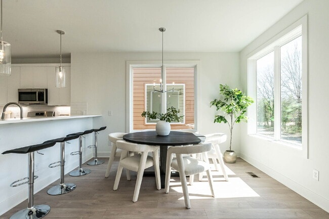 Building Photo - 611 Walnut Hts Dr