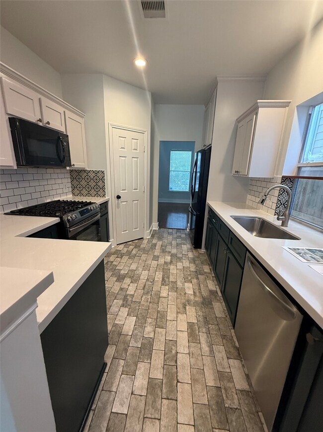 Building Photo - 609 W 20th St