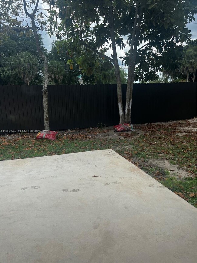 Building Photo - 1304 SE 7th Ct