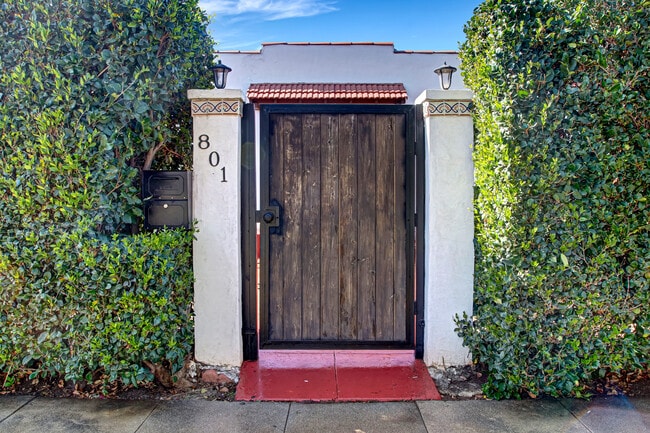 Building Photo - 801 N June St