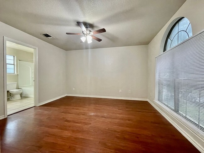 Building Photo - Comfort & Charm in Castle Forest - Reduced Deposit for Qualified Applicants!