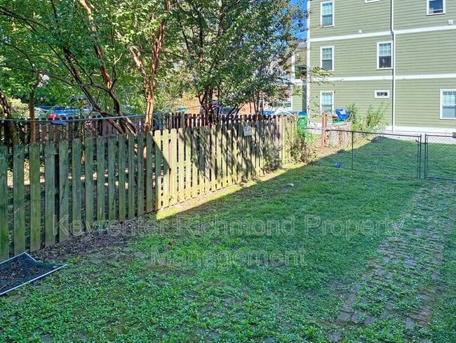 Building Photo - 2104 W Cary St
