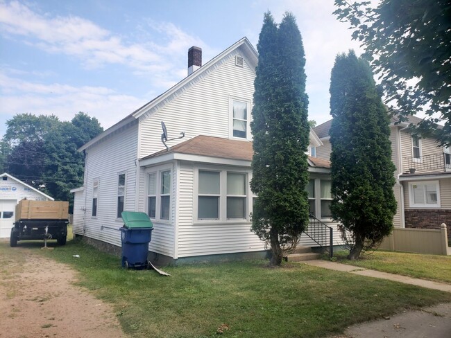 Building Photo - 2 bed 1 bath single family home in Wausau!...