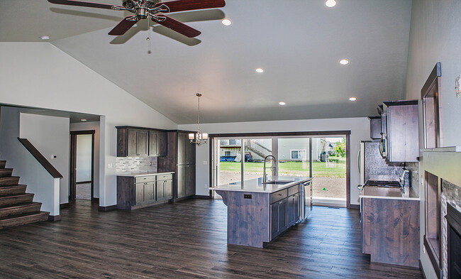 Building Photo - 4 Bedroom with Shop and View of the Mounta...