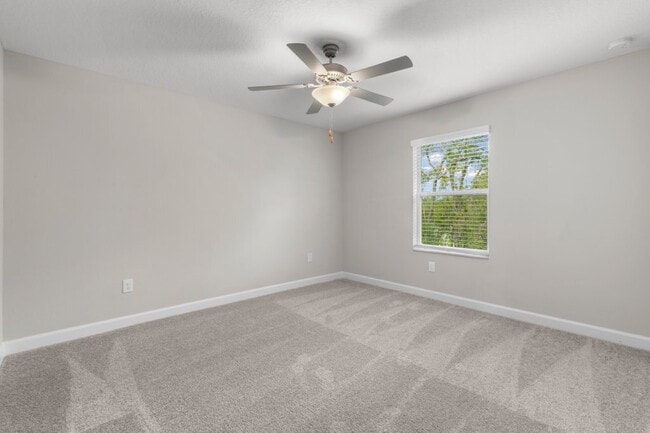 Building Photo - LIKE NEW Townhome in Willow Square!