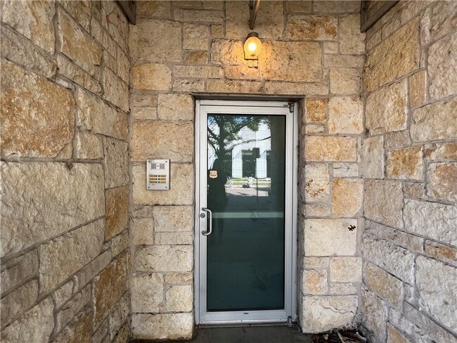 Building Photo - 2401 E 6th St