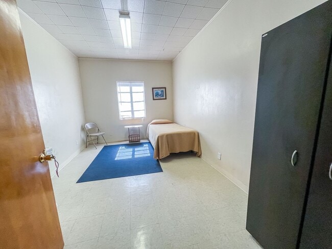 Building Photo - 13 Bedrooms 3 Bathrooms for rent in LOVING NM