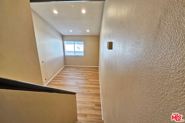 Building Photo - 5800 Owensmouth Ave