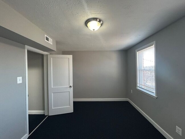 Building Photo - 2 Bedrooms 2.5 Bathrooms