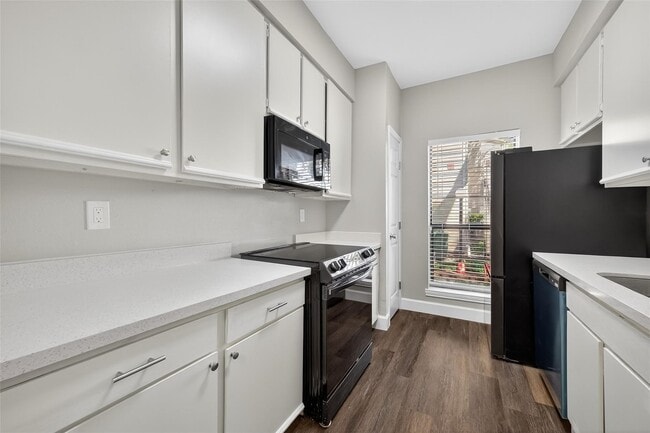 Building Photo - 9707 Richmond Ave