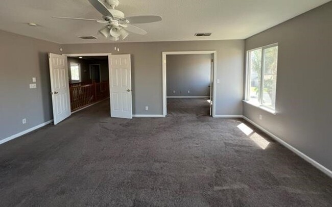 Building Photo - Large 4 bedroom, 3 full bathroom executive...