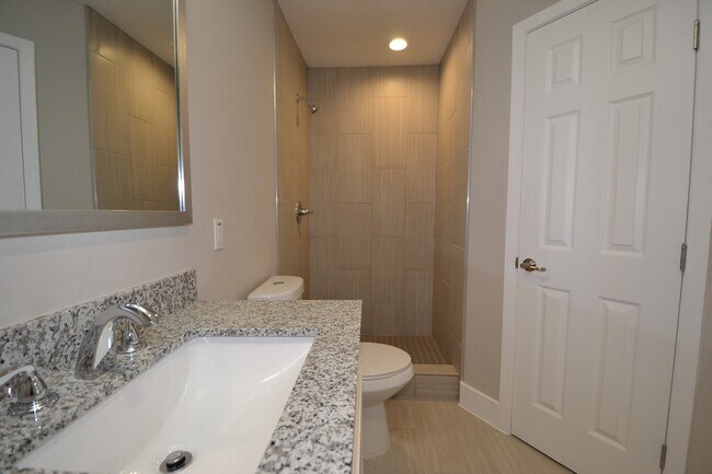 Building Photo - Remodel Condo - Minutes to Downtown Austin