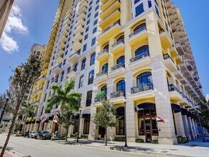 Building Photo - 801 S Olive Ave