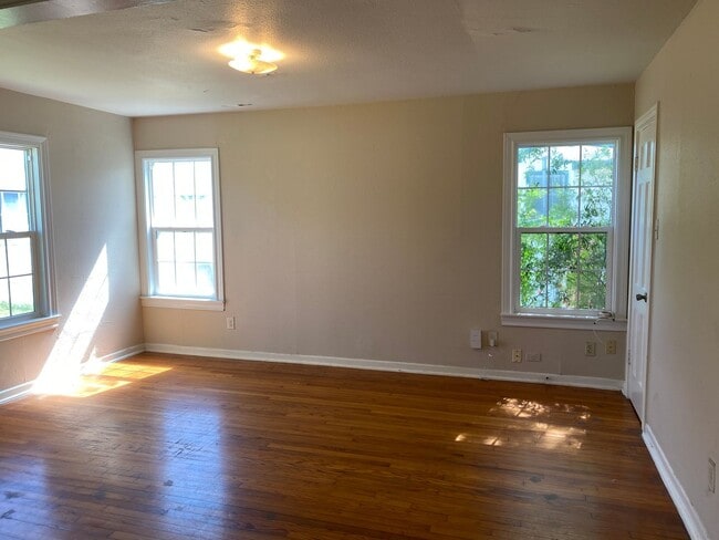 Building Photo - 450 Overhill Dr
