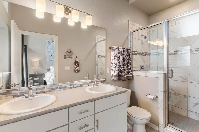 Building Photo - Luxury Townhouse, Minutes from Downtown