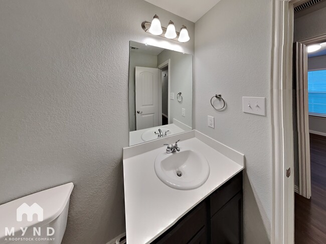 Building Photo - 10528 Many Oaks Dr