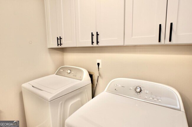 Building Photo - 1101 Magical Way