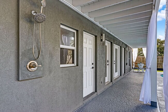 Building Photo - 156 Meadow Ave