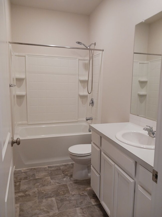 Building Photo - $500 OFF 1st months rent! Beautiful 2-Bedroom Home located in Redmond Oregon.