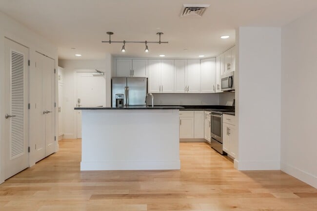 Building Photo - 1BR/1BA - Beautiful Updated Condo in Downtown Portland