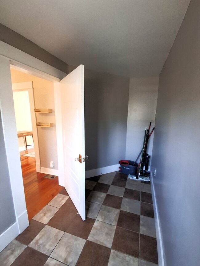 Building Photo - 2321 Elm St