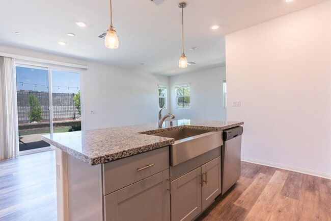 Building Photo - 27638 Sawtooth Ln