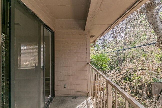 Building Photo - COMING SOON! FULLY REMODELED 2 bedroom, 2 ...