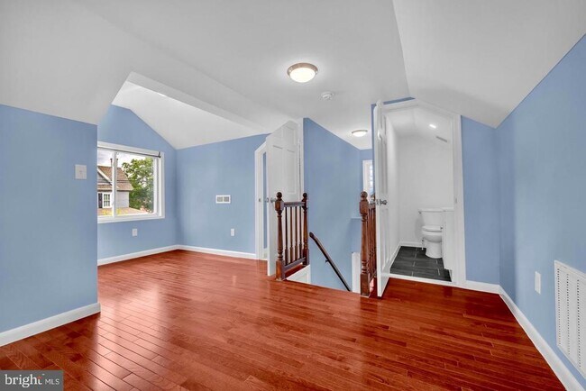 Building Photo - 202 Oak St