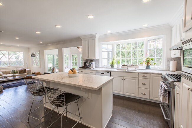 Building Photo - Luxury 5 Bed, 3 Bath - Entertainers Dream!