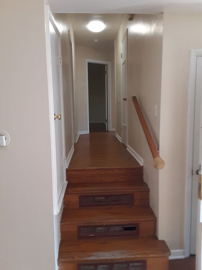 Building Photo - 4 Bedroom Home