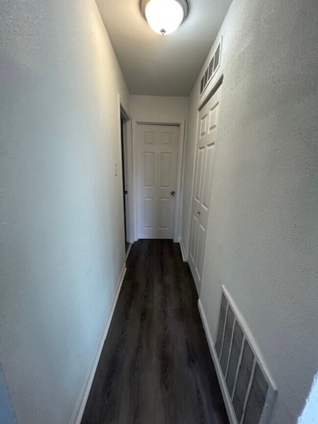 Building Photo - Cute 4 bed/1bath